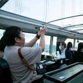 Thưởng thức bữa tối kiểu Pháp trên xe buýt mui trần ở Tokyo